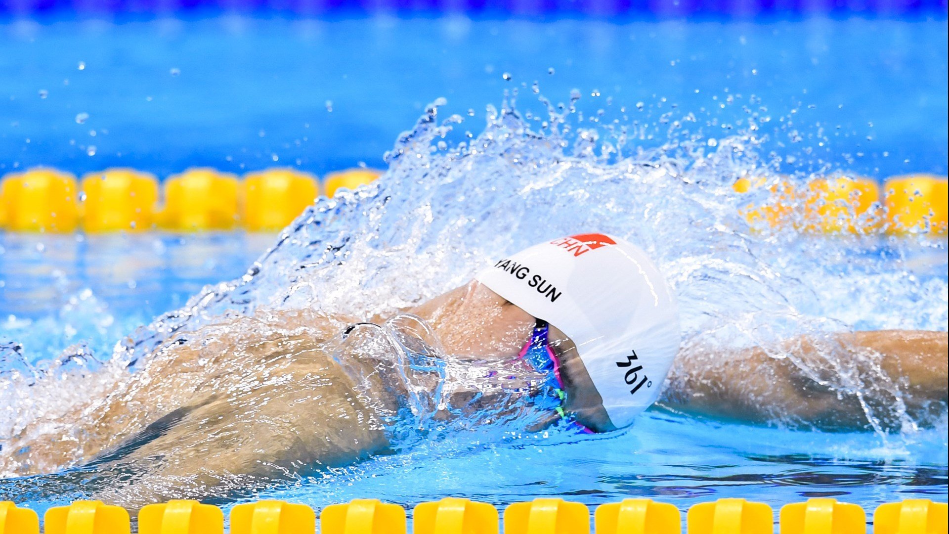 压迫后横传断球转为中路直插