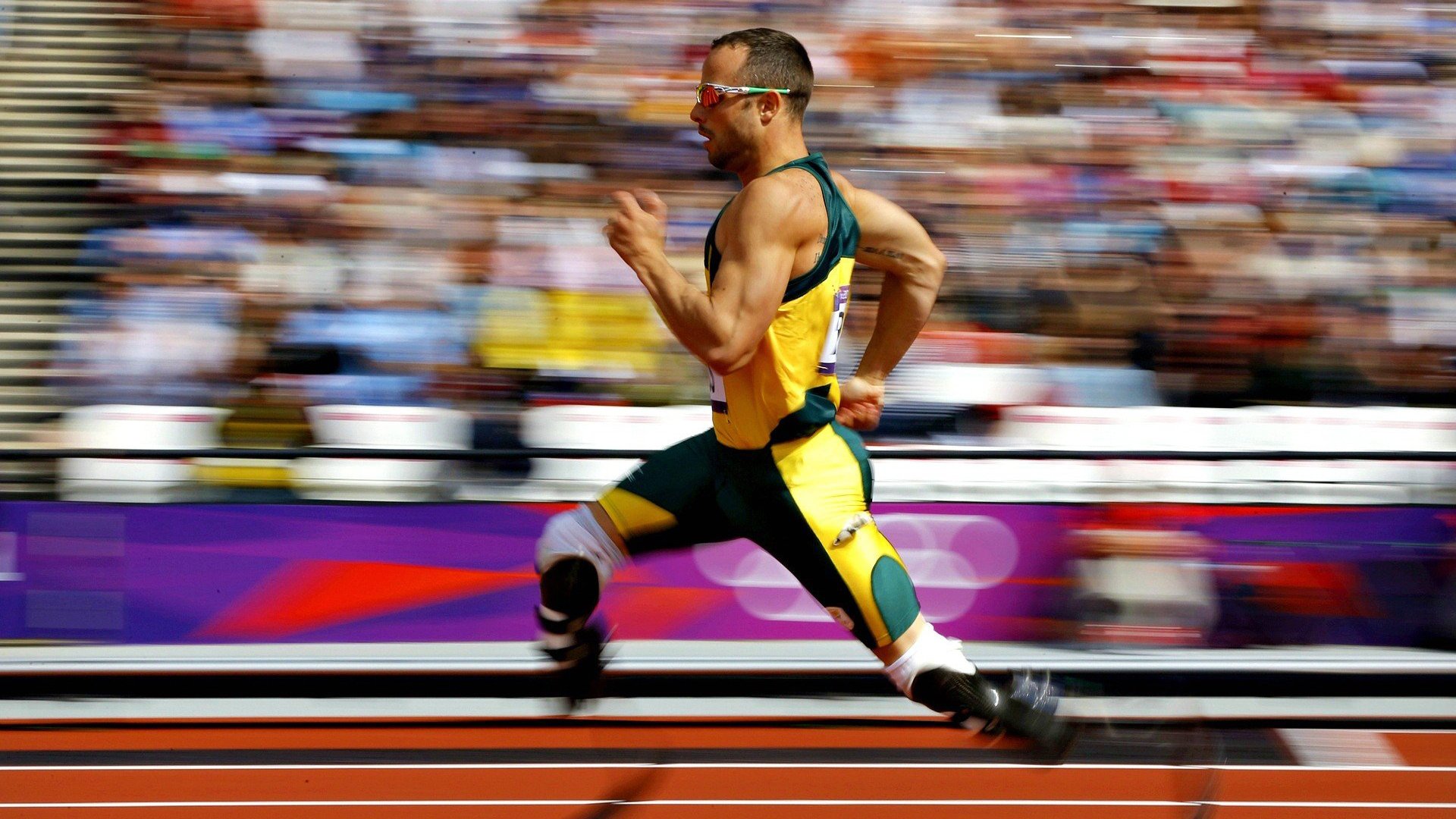 仰泳赛场吉尔吉斯斯坦选手节奏稳定，公路碎石国家标准